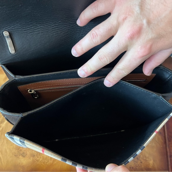 Burberry The D-Ring Medium Bag in Tan Leather with Vintage Check Motif - Picture 11 of 11